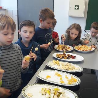 Wir stellen Fruchtspieße her
