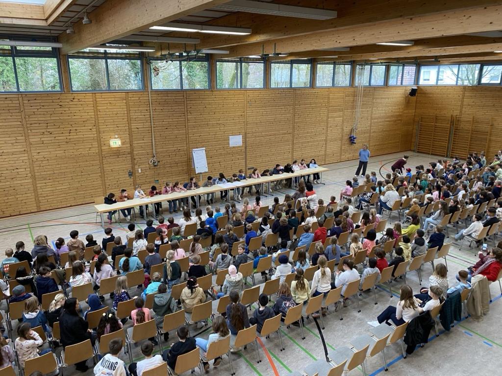 Schulversammlung in der Sonnenberghalle