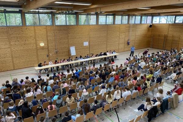Schulversammlung in der Sonnenberghalle