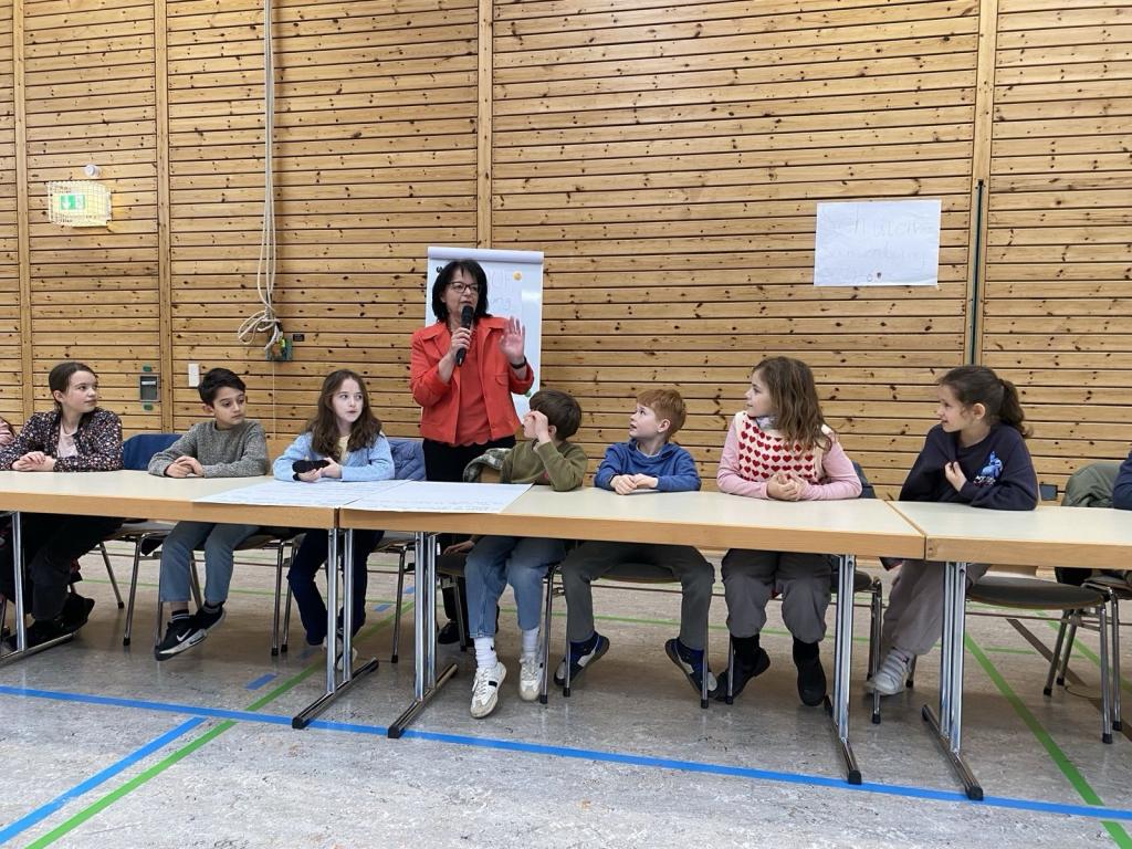 Schulversammlung in der Sonnenberghalle